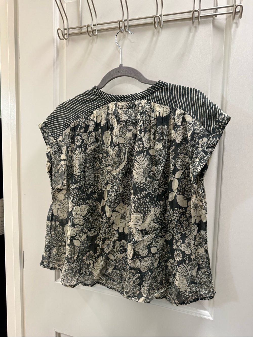 New without tags MOTHER Floral Short-Sleeve Blouse in Black and Cream - Picture 3 of 3